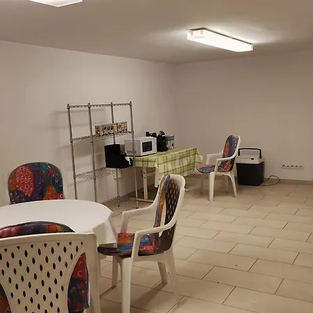 Schnell-bahn / Bahnhof Liesing בית אירוח *