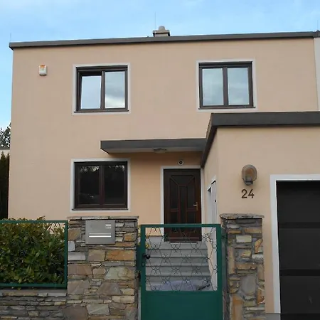 Schnell-bahn / Bahnhof Liesing בית אירוח